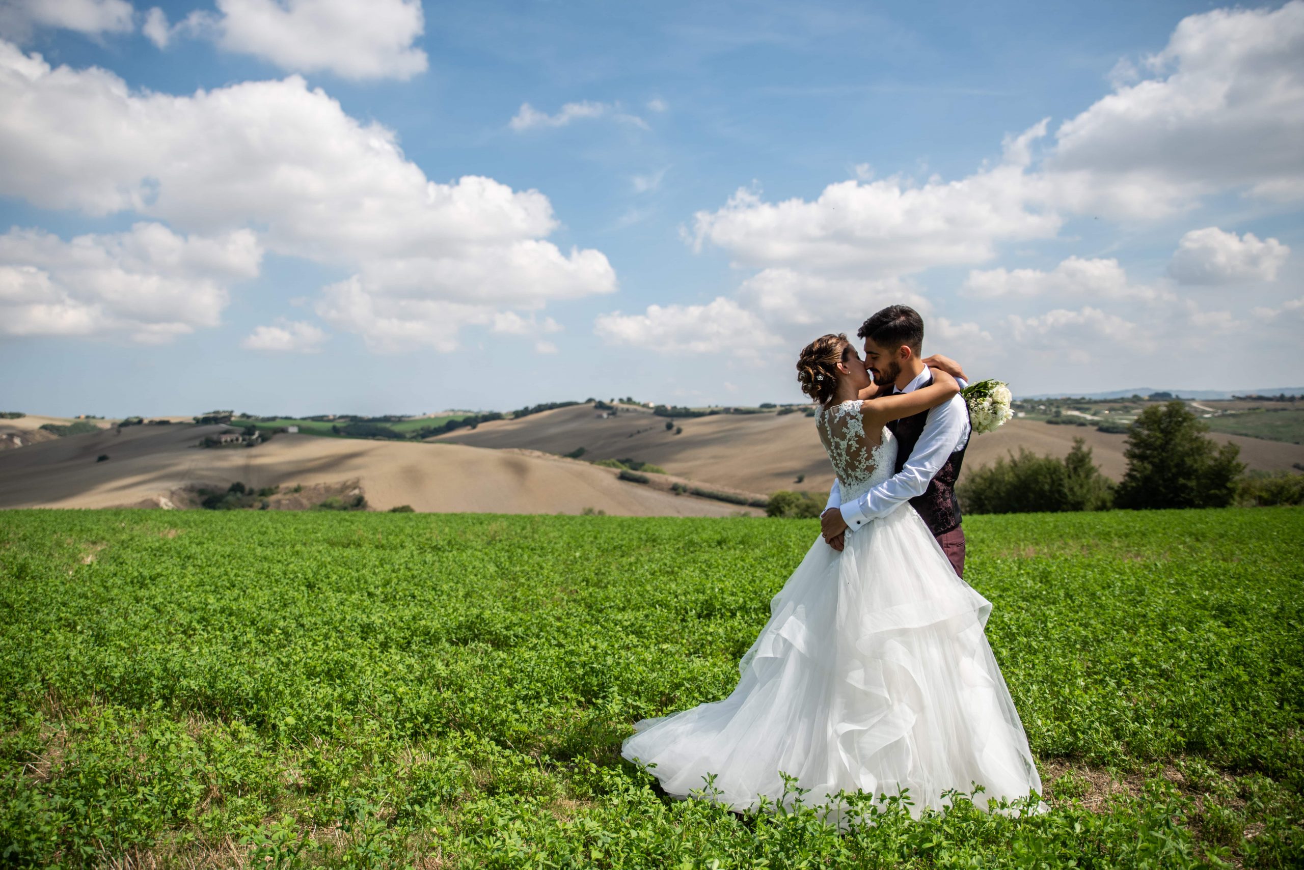 sposi-abbracciati-campagna-destination-wedding-photographer