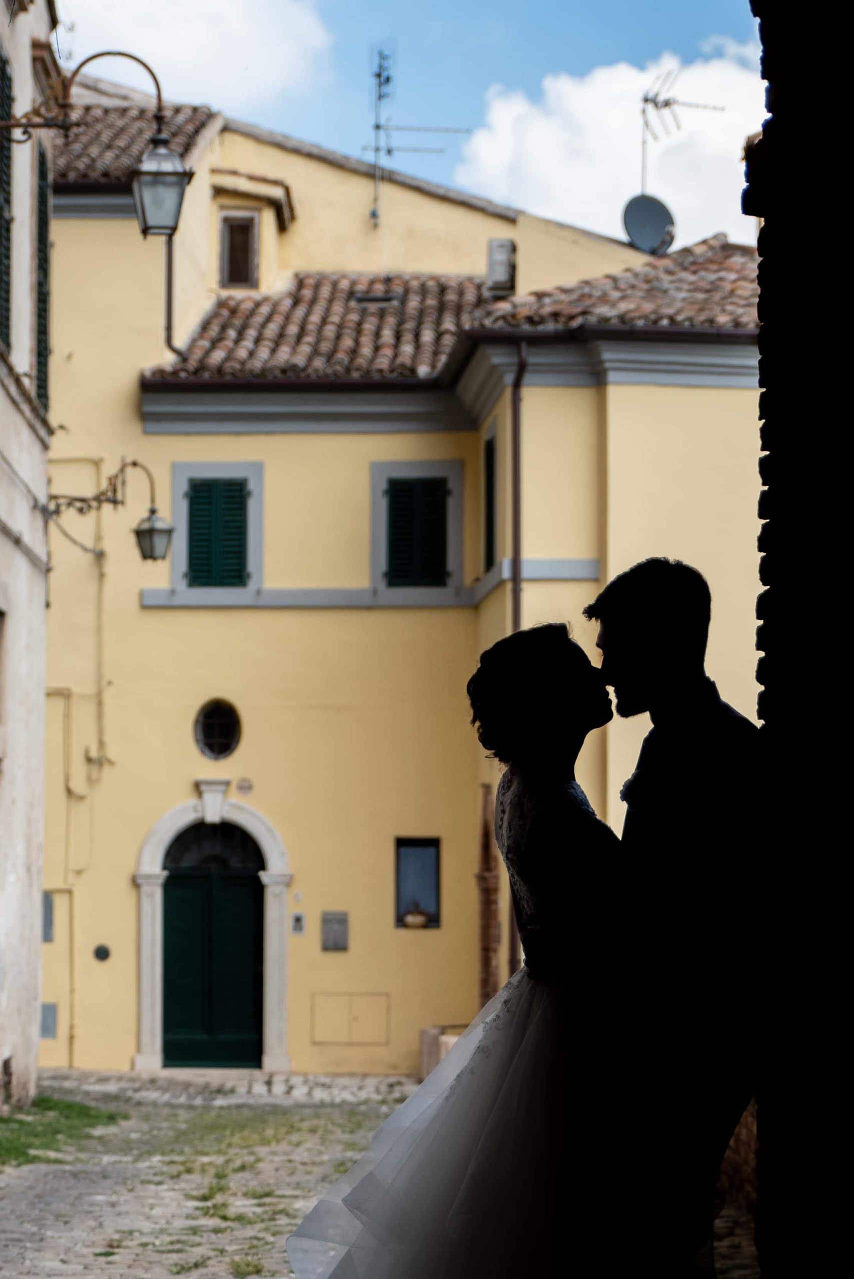 sposi-silhouette-borgo-fotografo-matrimonio-milano